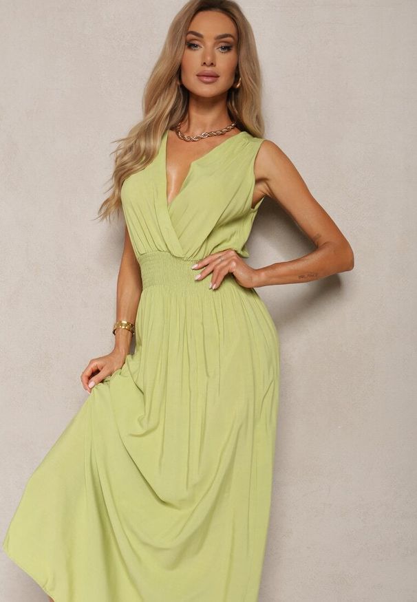 Renee - Zielona Taliowana Sukienka z Wiskozy Wykończona Gumkami w Talii i Kopertowym Dekoltem Kairidia. Okazja: na co dzień. Typ kołnierza: dekolt kopertowy. Kolor: zielony. Materiał: wiskoza. Typ sukienki: kopertowe. Styl: casual, elegancki