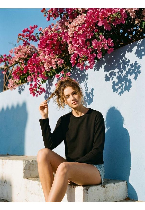 Sinsay - Bawełniana koszulka z gęstego splotu Interlock - czarny. Kolor: czarny. Materiał: bawełna. Wzór: ze splotem