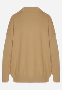 Born2be - Beżowy Gładki Sweter z Rękawami Typu Nietoperz Ralanevia. Okazja: do pracy, na co dzień. Kolor: beżowy. Wzór: gładki. Styl: casual #2