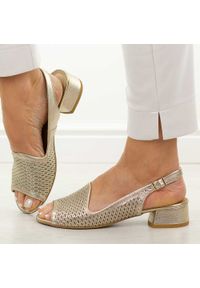 DEONI - Złote S ażurowe skórzane Polskie sandały damskie na obcasie Deoni D521C. Okazja: na ślub cywilny, na wesele, na imprezę. Kolor: złoty. Materiał: skóra. Wzór: ażurowy. Sezon: wiosna, lato. Obcas: na obcasie. Styl: elegancki, klasyczny. Wysokość obcasa: średni #1