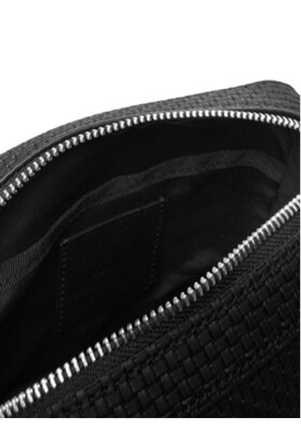 Calvin Klein Saszetka Embossed Woven Reporter LV04D3208G Czarny. Kolor: czarny. Materiał: skóra