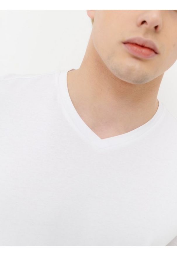 outhorn - T-shirt z dekoltem w serek męski. Okazja: na co dzień. Typ kołnierza: dekolt w serek. Materiał: bawełna, jersey, materiał. Wzór: gładki. Styl: casual