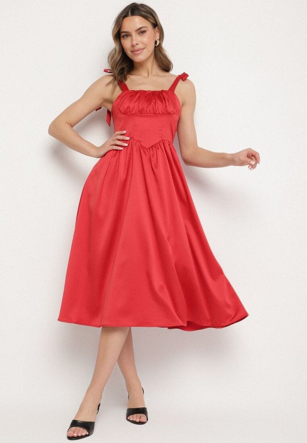 Born2be - Czerwona Rozkloszowana Sukienka Vices na Wiązanych Ramiączkach Natavine. Okazja: na imprezę, na co dzień. Typ kołnierza: dekolt kwadratowy. Kolor: czerwony. Materiał: jeans, poliester. Długość rękawa: na ramiączkach. Sezon: lato. Styl: casual, klasyczny