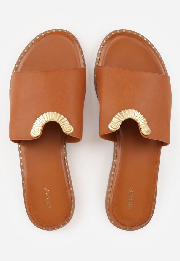 Renee - Jasnobrązowe Klapki VICES Ozdobione Wycięciami i Metaliczną Aplikacją Genereida. Kolor: brązowy. Wzór: aplikacja