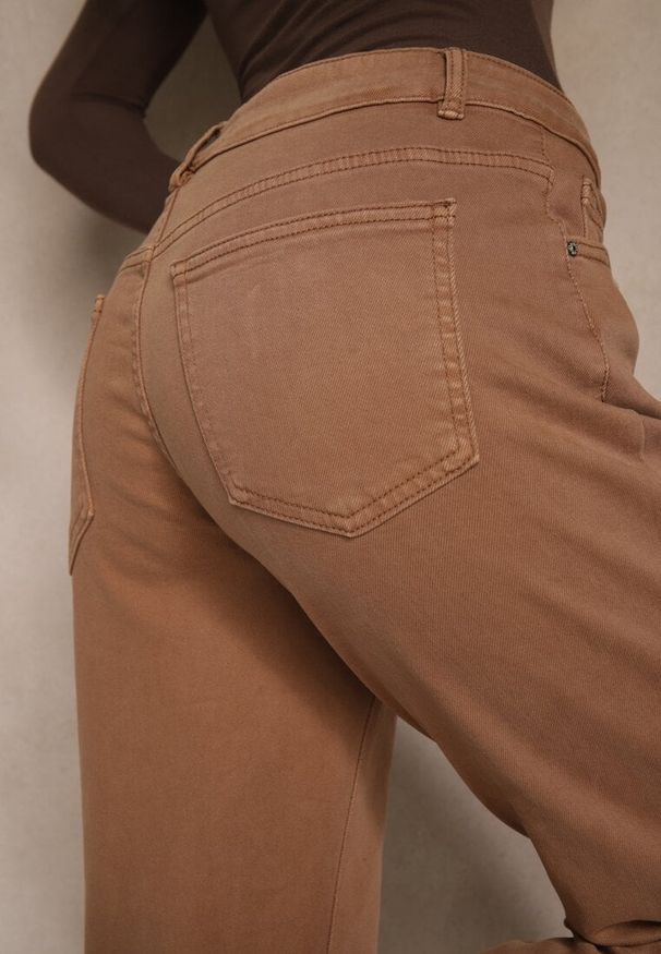 Renee - Brązowe Jeansy Mom Fit High Waist Kasena. Okazja: na co dzień. Stan: podwyższony. Kolor: brązowy. Styl: klasyczny, casual