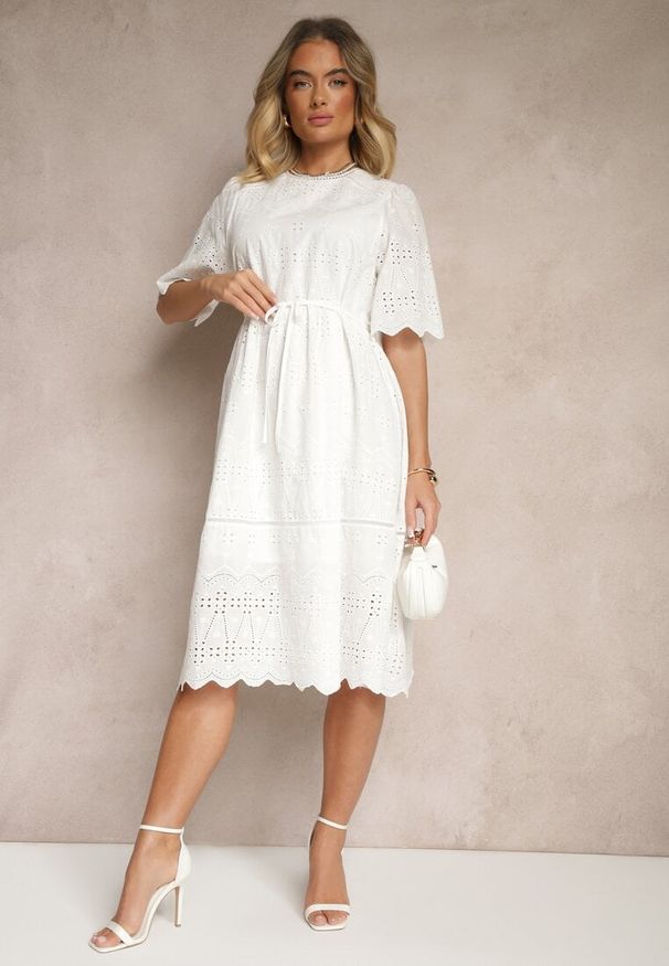 Renee - Biała Sukienka Ażurowa z Bawełny z Paskiem Nilozi. Okazja: na spacer, na co dzień. Kolor: biały. Materiał: bawełna. Wzór: ażurowy. Sezon: lato. Typ sukienki: proste. Styl: casual