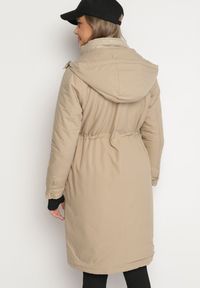 Born2be - Ciemnobeżowa Długa Kurtka z Kapturem i Ściągaczem w Talii Tarlinia. Okazja: na co dzień. Typ kołnierza: kaptur. Kolor: beżowy. Materiał: dzianina. Długość: długie. Wzór: aplikacja. Styl: casual, elegancki #7