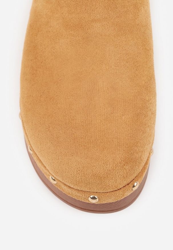 Renee - Brązowe Futerkowe Klapki Mule na Platformie Ozdobione Ćwiekami Crelina. Kolor: brązowy. Materiał: jeans. Wzór: aplikacja. Obcas: na platformie. Styl: klasyczny. Wysokość obcasa: średni