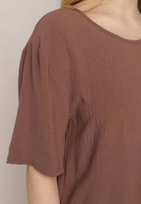 Born2be - Brązowy Minimalistyczny T-shirt z Teksturowanej Tkaniny z Bawełną Shinost. Okazja: na co dzień, do pracy. Kolekcja: plus size. Kolor: brązowy. Materiał: tkanina, bawełna. Styl: casual #8