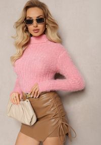 Renee - Jasnoróżowy Golf z Puchatego Materiału z Wełną i Długim Rękawem Geolla. Typ kołnierza: golf. Kolor: różowy. Materiał: materiał, wełna. Długość rękawa: długi rękaw. Długość: długie. Wzór: jednolity. Sezon: zima, jesień #5