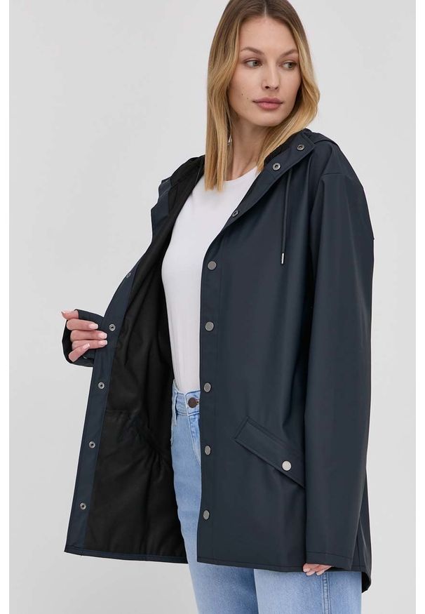 Rains kurtka 12010 Jacket kolor granatowy przejściowa. Okazja: na co dzień. Kolor: niebieski. Materiał: materiał. Styl: casual