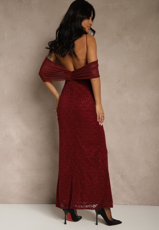 Renee - Bordowa Sukienka o Asymetrycznym Kroju Ozdobiona Falbaną Owedia. Kolor: czerwony. Materiał: poliester. Wzór: aplikacja. Typ sukienki: asymetryczne. Styl: elegancki