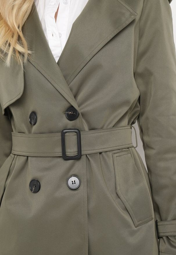 Born2be - Ciemnozielony Długi Płaszcz Trencz o Klasycznym Fasonie z Paskiem Nasde. Okazja: na co dzień. Kolor: zielony. Materiał: jeans. Długość: długie. Styl: klasyczny