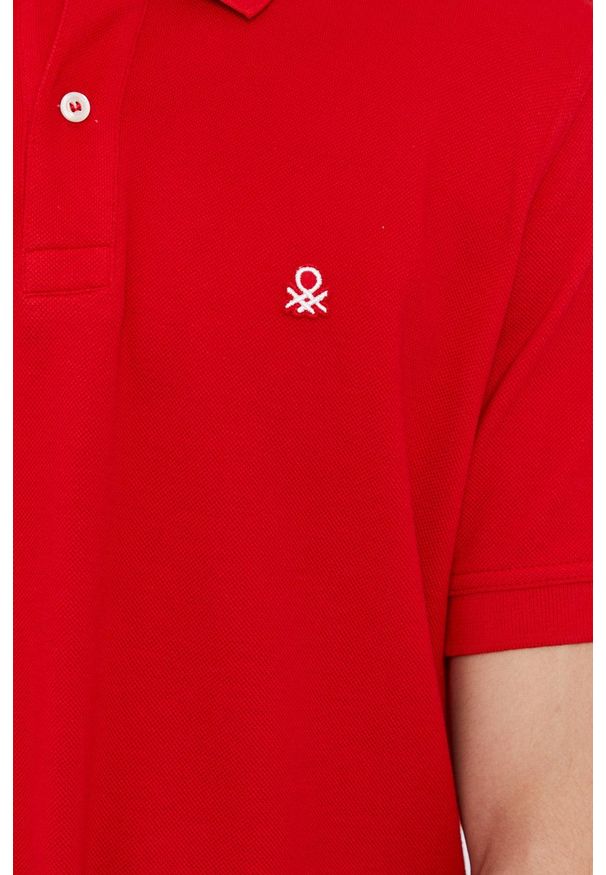 United Colors of Benetton - Polo. Okazja: na co dzień. Typ kołnierza: polo. Kolor: czerwony. Materiał: dzianina. Długość: krótkie. Wzór: gładki. Styl: casual