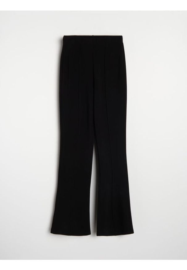 Sinsay - Dzianinowe spodnie flare z przeszyciami - czarny. Kolor: czarny. Materiał: dzianina