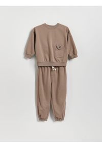 Reserved - Komplet oversize z aplikacją - brązowy. Kolor: brązowy. Materiał: dzianina, bawełna. Wzór: aplikacja #1