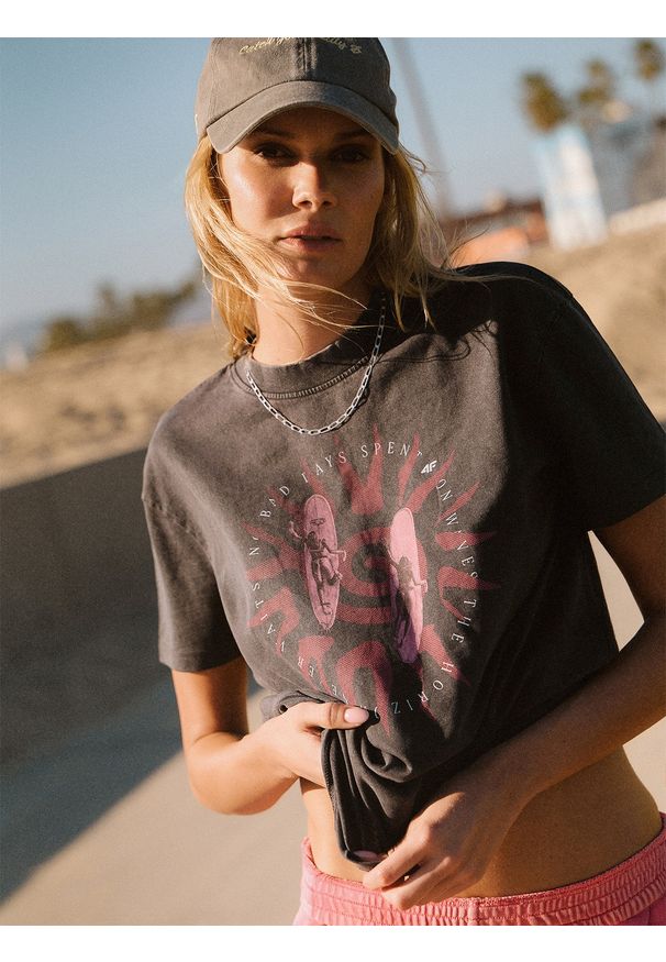 4f - 4F T-shirt loose z nadrukiem damski - czarny XS. Okazja: na co dzień, na plażę. Kolor: czarny. Materiał: materiał, bawełna, dzianina. Wzór: nadruk. Sezon: lato. Styl: wakacyjny, casual, klasyczny, sportowy