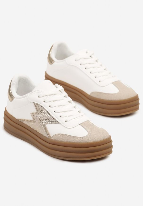 Renee - Złoto-Białe Sneakersy w Stylu Tenisówek Ozdobione Geometrycznym Wzorem Tolivanna. Okazja: na co dzień. Zapięcie: sznurówki. Kolor: złoty. Materiał: jeans. Wzór: aplikacja, geometria