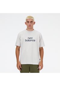 Koszulka męska New Balance MT41582GYM – szara. Kolor: szary. Materiał: bawełna. Długość rękawa: krótki rękaw. Długość: krótkie. Wzór: napisy