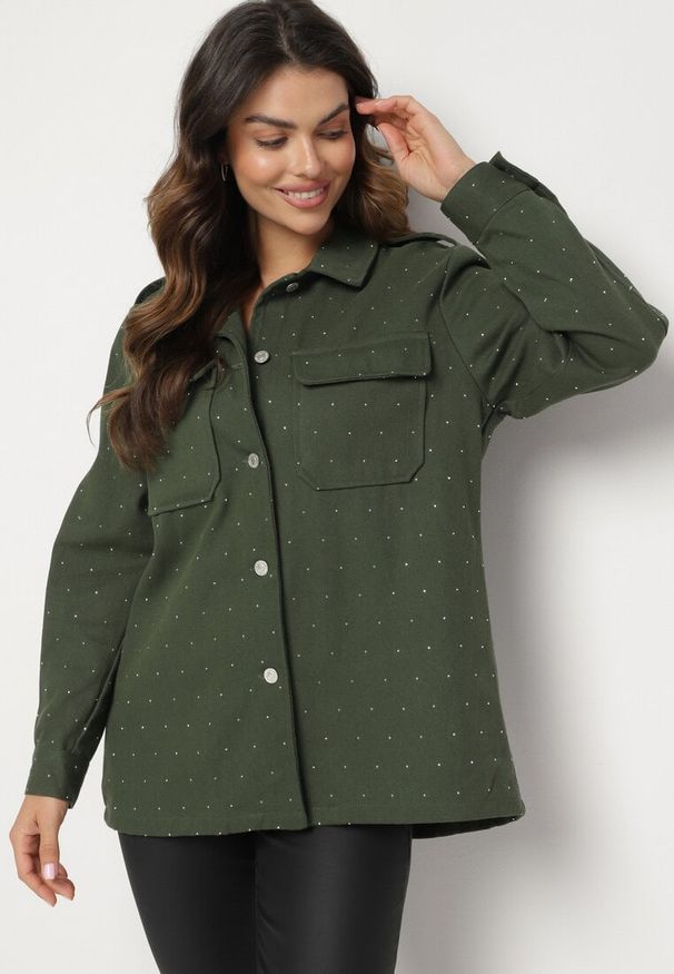 Born2be - Zielona Bawełniana Koszula Ozdobiona Cyrkoniami na Guziki Nerelise. Typ kołnierza: kołnierzyk klasyczny. Kolor: zielony. Materiał: bawełna. Długość rękawa: długi rękaw. Długość: długie. Wzór: aplikacja. Styl: elegancki, klasyczny