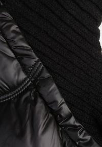 Renee - Czarna Kamizelka z Kapturem Wykończona Ściągaczami Timamar. Okazja: na co dzień. Typ kołnierza: kaptur. Kolor: czarny. Materiał: dzianina, jeans, dresówka. Styl: casual #2