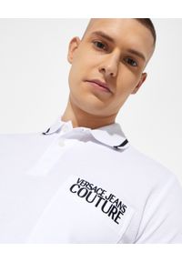 Versace Jeans Couture - VERSACE JEANS COUTURE - Biała koszulka polo. Typ kołnierza: polo. Kolor: biały. Materiał: bawełna