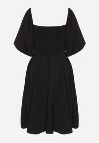 Born2be - Czarna Sukienka o Rozkloszowanym Kroju z Bufiastymi Rękawami Maradora. Okazja: na co dzień. Typ kołnierza: dekolt kwadratowy. Kolor: czarny. Styl: casual #5