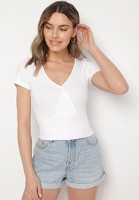 Born2be - Biały Prążkowany T-shirt z Bawełny z Dekoltem w Serek Filunira. Okazja: na co dzień. Typ kołnierza: dekolt w serek. Kolor: biały. Materiał: bawełna, prążkowany. Styl: elegancki, casual #7