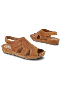 Pomarańczowe Sandały Kampa Wygodne Skórzane Buty Na Lato. Okazja: na spacer. Zapięcie: pasek. Kolor: pomarańczowy. Materiał: skóra. Wzór: ażurowy, aplikacja. Sezon: lato. Styl: elegancki #6