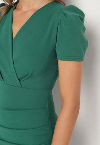 Born2be - Zielona Dopasowana Sukienka z Kopertowym Dekoltem Hallimea. Okazja: na imprezę. Typ kołnierza: dekolt kopertowy. Kolor: zielony. Wzór: aplikacja. Typ sukienki: kopertowe. Styl: klasyczny, elegancki #3