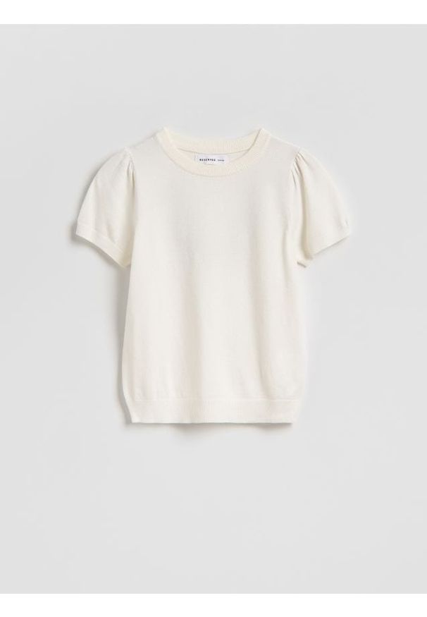 Reserved - Sweter z krótkim rękawem - złamana biel. Materiał: wiskoza, dzianina. Długość rękawa: krótki rękaw. Długość: krótkie