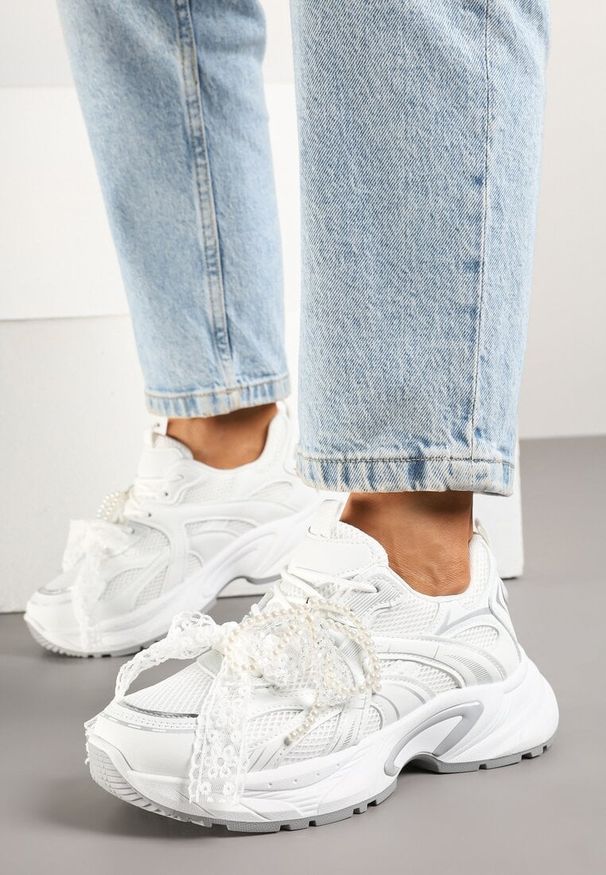 Born2be - Białe Sneakersy Ozdobione Geometrycznym Motywem Kokardą i Koralikami Saralinae. Okazja: na co dzień. Kolor: biały. Wzór: aplikacja, geometria