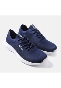 Lee Cooper Niebieskie męskie obuwie sportowe LCW-22-32-1212M. Okazja: na co dzień. Nosek buta: okrągły. Kolor: niebieski. Materiał: tkanina