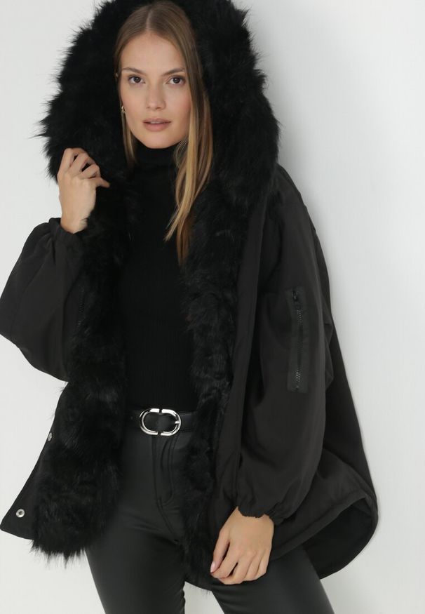 Born2be - Czarna Kurtka Parka Oversize z Futerkiem Mitto. Kolor: czarny. Materiał: futro. Długość rękawa: długi rękaw. Długość: długie. Sezon: jesień, zima. Styl: elegancki, klasyczny