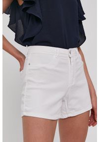 JDY - Jacqueline de Yong Szorty jeansowe damskie kolor biały gładkie medium waist. Okazja: na co dzień. Kolor: biały. Materiał: jeans. Wzór: gładki. Styl: casual