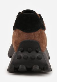 Renee - Ciemnobrązowe Zamszowe Sneakersy na Podeszwie Chunky z Perforowaną Cholewką Cezarlina. Okazja: na co dzień. Kolor: brązowy. Materiał: zamsz. Szerokość cholewki: normalna #2