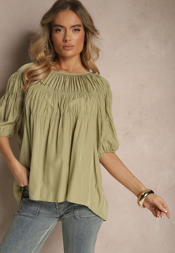 Renee - Zielona Bluzka z Wiskozą o Fasonie Oversize z Gumkami w Ramionach Alirona. Okazja: na spacer. Kolor: zielony. Materiał: wiskoza. Styl: klasyczny, elegancki