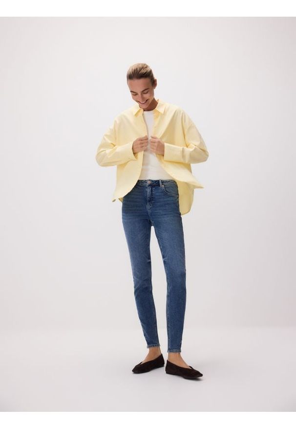 Reserved - Jeansy slim z dłuższą nogawką - niebieski. Kolor: niebieski. Długość: długie