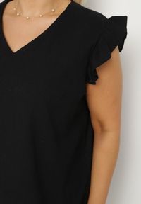 Born2be - Czarna Bluzka z Bawełny Ozdobiona Falbankami Wivienne. Okazja: na co dzień. Typ kołnierza: kołnierz z falbankami. Kolekcja: plus size. Kolor: czarny. Materiał: bawełna. Wzór: aplikacja. Styl: casual #3