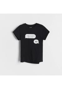 Reserved - Bawełniany t-shirt z nadrukiem - Czarny. Kolor: czarny. Materiał: bawełna. Wzór: nadruk