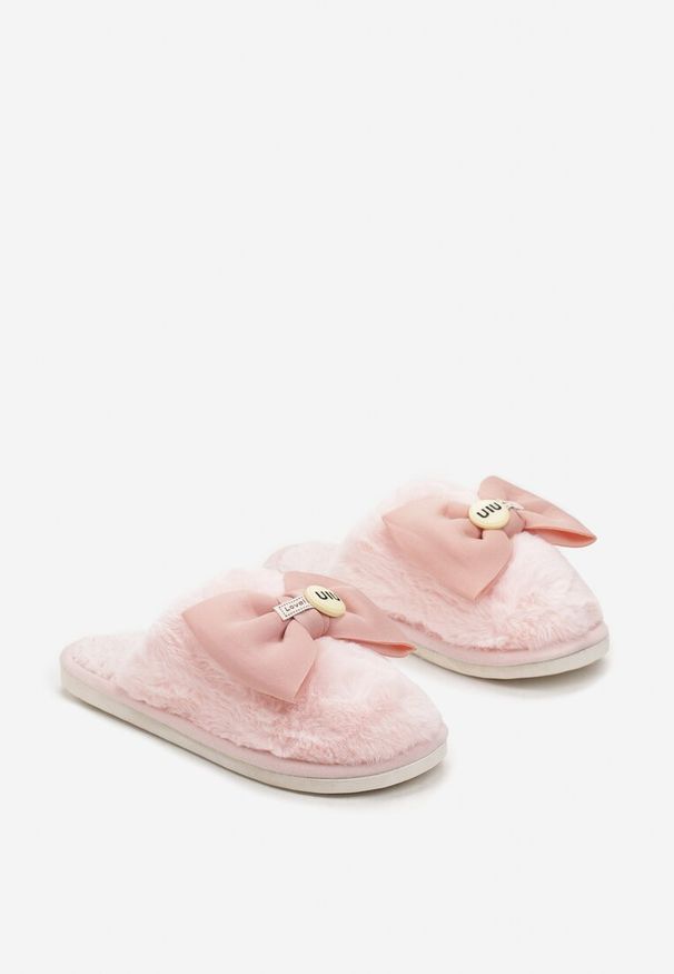 Born2be - Różowe Kapcie z Futerka z Szeroką Kokardką Mulleris. Kolor: różowy. Materiał: futro