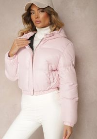 Renee - Różowa Pikowana Kurtka z Nieodpinanym Kapturem o Krótkim Kroju Tinneira. Okazja: na spacer. Kolor: różowy. Materiał: jeans. Długość: krótkie. Styl: elegancki #3