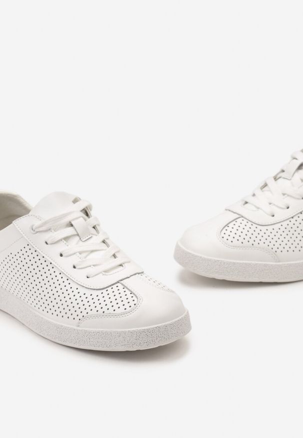 Born2be - Białe Skórzane Sneakersy na Płaskiej Podeszwie z Perforacją Amarlia. Nosek buta: okrągły. Zapięcie: sznurówki. Kolor: biały. Materiał: skóra. Obcas: na płaskiej podeszwie