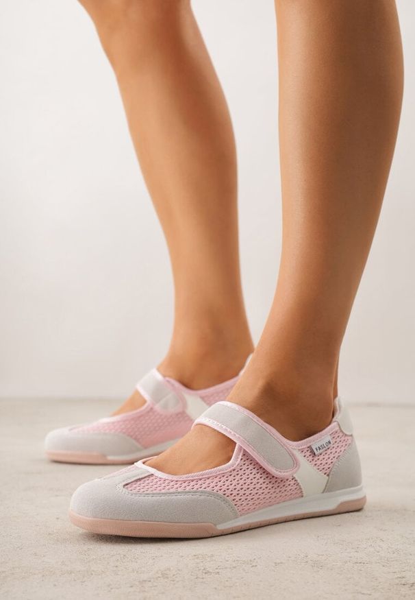 Renee - Różowe Tenisówki Typu Sneakeriny Ozdobione Napisem Emirinne. Okazja: na co dzień. Zapięcie: rzepy. Kolor: różowy. Wzór: napisy, aplikacja. Styl: casual, sportowy