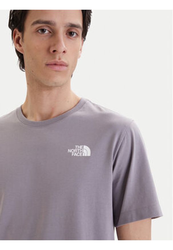 The North Face T-Shirt NSE Box NF0A8GV2 Fioletowy Regular Fit. Kolor: fioletowy. Materiał: syntetyk