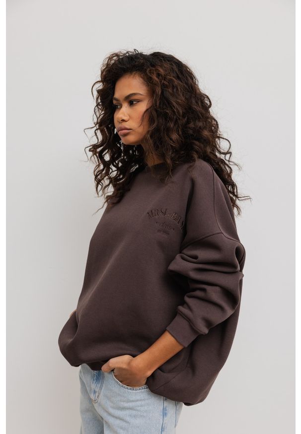 Marsala - Bluza damska o kroju oversize z HAFTEM w kolorze BROWN - CRAFT. Materiał: dzianina, dresówka, poliester, materiał, bawełna. Długość rękawa: długi rękaw. Długość: długie. Wzór: haft. Styl: klasyczny