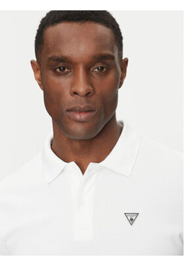 Guess Polo F5GP00 K9WF1 Biały Regular Fit. Typ kołnierza: polo. Kolor: biały. Materiał: bawełna