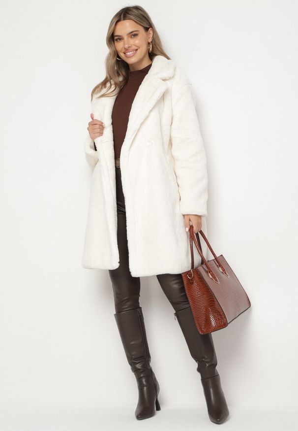 Born2be - Jasnobeżowy Płaszcz ze Sztucznego Futra Kairaelle. Okazja: na co dzień, na spacer. Kolor: beżowy. Materiał: futro. Długość rękawa: długi rękaw. Długość: długie. Sezon: zima, jesień. Styl: casual, elegancki