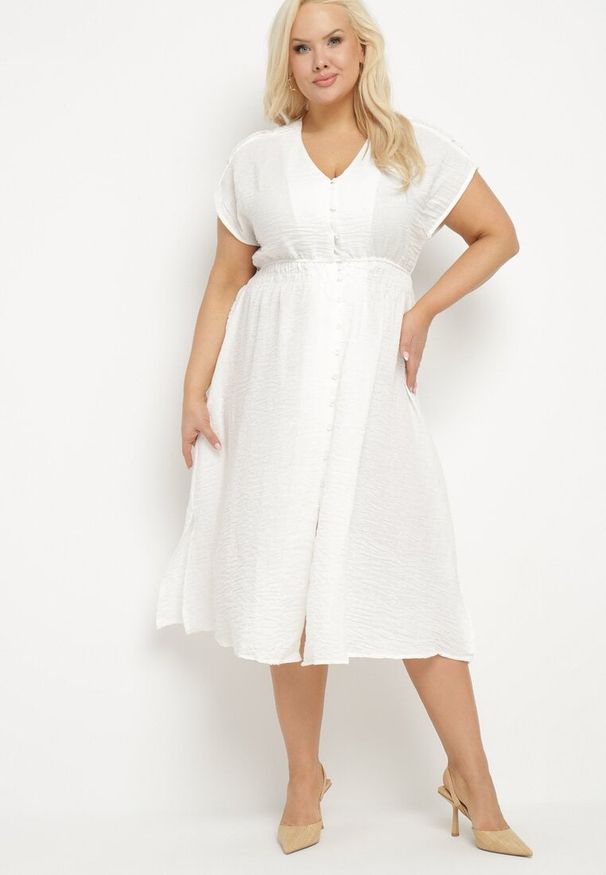 Born2be - Biała Lniana Sukienka o Rozkloszowanym Kroju z Gumką w Talii Ageronna. Okazja: na co dzień. Typ kołnierza: dekolt w kształcie V. Kolor: biały. Materiał: len. Długość rękawa: krótki rękaw. Sezon: lato. Typ sukienki: rozkloszowane. Styl: klasyczny, casual, elegancki