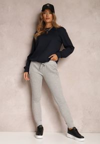 Renee - Granatowa Bluza Sopat. Kolor: niebieski. Materiał: prążkowany, dresówka, dzianina. Długość rękawa: długi rękaw. Długość: długie. Wzór: gładki #5